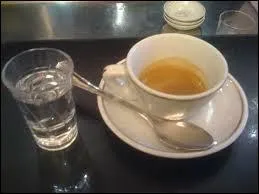 Café avec un peu d'eau-de-vie, de sambuca, d'anis.