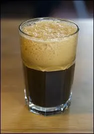 Un espresso allong qu'on sert froid avec un peu de sucre.