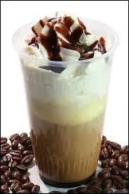 Un espresso, de lait chaud mousseux, de sirop de chocolat (ou poudre de cacao) et de crme fouette, garnie de flocons de chocolat . Cappuccino.