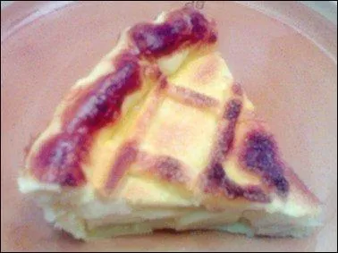 La pompe est aussi un dessert paysan qui se dégustait lors des fêtes, en Auvergne. 
Quels fruits enferme-t-on entre deux feuillets de pâte (feuilletée) ?