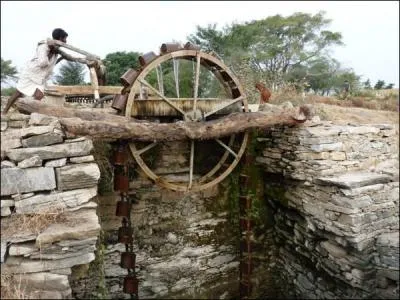 Comment nomme-t-on les récipients de cette roue persane qui remontent l'eau du puits ?