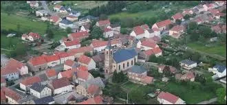 Nous survolons la ville lorraine de Petit-Rderching. Nous sommes dans le ciel du dpartement ...