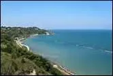 Quelle mer borde la région des Abruzzes, située au centre-est de l'Italie ?