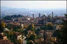 Quelle rgion italienne n'est pas limitrophe de la rgion des Abruzzes ?