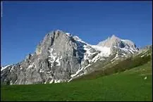 Dans cette rgion au relief tourment,  combien culminent les hauts blocs montagneux du massif du Gran Sasso ?