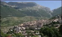 Etant donn sa situation gographique au centre de la pninsule italienne, la rgion des Abruzzes se trouve  une latitude proche de celle de quelle ville italienne ?