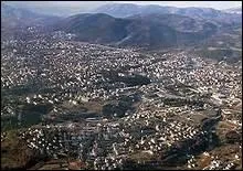 Le caractre montagneux des Abruzzes s'accompagne d'une activit sismique rcurrente. En quelle anne, son chef-lieu, Aquila, a-t-il ainsi t gravement touch par un tremblement de terre ?