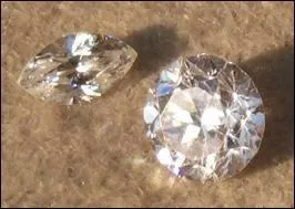 Parmi ses plus belles imitations, on trouve le zircon qui est :