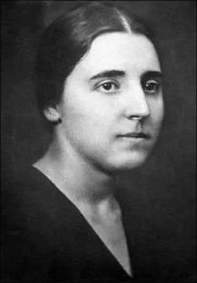 Staline a t un criminel contre l'humanit ! Mais, il AURAIT assassin un membre de sa famille. Bien que possible, on n'est pas sr de la ralit de ce crime, c'est peut-tre un suicide. Cela changea son comportement ! Quel crime AURAIT-il commis ?