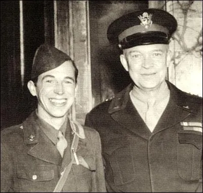  vous de trouver qui est la personne situe  ct du sergent Albert Meserlin, un jeune photographe du Signal Corps. Cette photo a t prise  Reims au moment de la capitulation allemande !