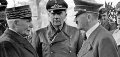 Oubliez le personnage du centre, ce n'est qu'un officier nazi servant de traducteur.  votre avis, qui parle avec Hitler ?
