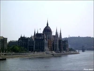 Le plus grand parlement d'Europe se trouve  :