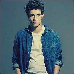 Avec qui Toms a-t-il chang un baiser ?