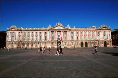 Dans quelle ville se trouve cette place appele Place du Capitole ?