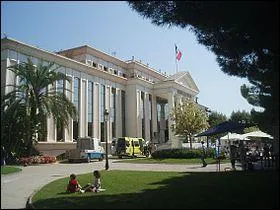 Je vous emmne  Saint-Laurent-du-Var, dans l'arrondissement de quelle ville se trouve cette ville ?