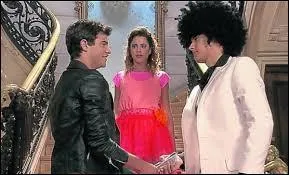 Dans le second pisode, qui rattrape(nt) la chaussure de Violetta ?