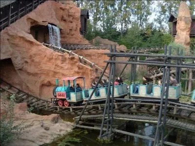 Quelle est la dure du tour de l'attraction Calamity Mine ?
