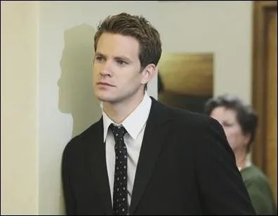 Qui est le policier qui s'occupe de l'affaire de leur amie ?