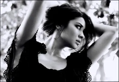 Comment s'appelle la petite amie d'Emily ?