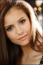 Nina Dobrev joue le rle de :