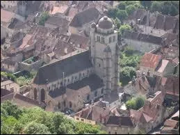 Voici la ville de Poligny vue du ciel. Elle se situe ...