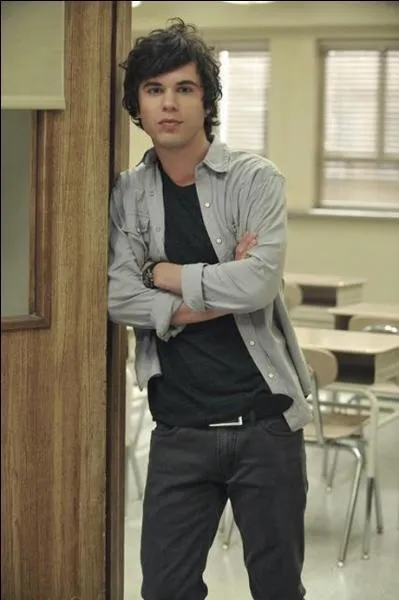 Holden et Aria se servent de couverture. Que fait Holden en attendant ?