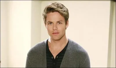 Quel est le nom de l'ami d'Alison qui va revenir  Rosewood ?