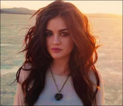 Aria va prendre des cours  Hollis pour voir Ezra. Quel cours va-t-elle prendre et qui va-t-elle rencontrer ?