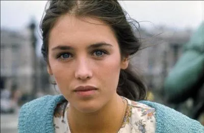 Isabelle Adjani se fit remarquer pour la premire fois en 1972  la Comdie Franaise o elle jouait le rle d'Agns  dans  les femmes savantes de Molire :
