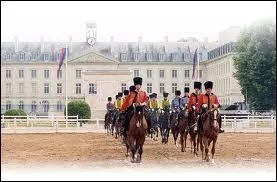 Ville du cheval, elle est connue pour son cole de Cavalerie. Il s'agit de la ville de ...