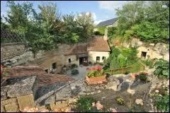 Je vous emmne dans un village troglodyte. Il s'agit de la commune de ...