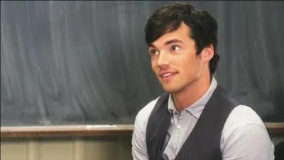 Ezra a menti sur son nom de famille. Quel est son nom entier ?