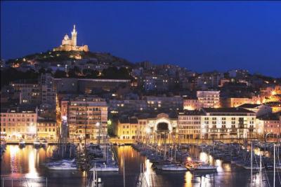 Aprs tre partis du Var, rendons-nous dans les Bouches-du-Rhne et mangeons une bouillabaisse  Marseille. Combien d'arrondissements y a-t-il  Marseille ?