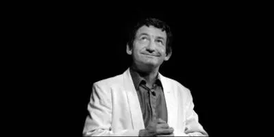 De quel serpent pouvant se masturber sans bouger les genoux, Pierre Desproges loue-t-il l'admirable pudeur ?