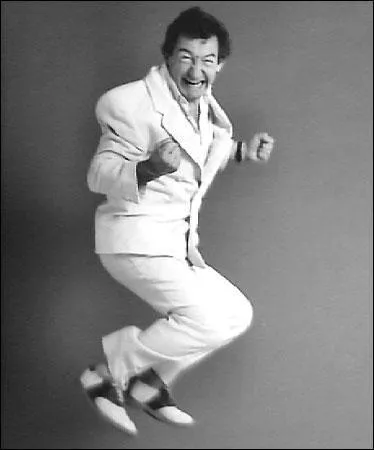 Compltez cette phrase de Pierre Desproges :   En cas de morsure de vipre, sucez-vous le genou, a ...  