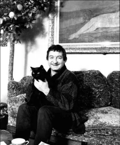 Pierre Desproges a tempr la sublime arrogance de son chat en lui coupant la queue, en le tondant comme un caniche et en le faisant dormir dans le frigo pour lui raidir un peu la dmarche ! Quelle est la race de ce pauvre chat ?