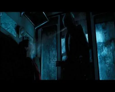 Une crature rentre dans le train et agresse Harry, en lui  aspirant  tous les bons souvenirs de sa vie. Comment se nomme cette crature ?