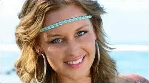 Avec qui Aurlie est-elle entre dans l'aventure ?