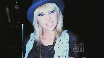 Son amie va lui mettre des ides dans la tte. Lesquels ?