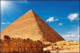 J'observe l'image et je vois : une pyramide sous le ciel bleu !