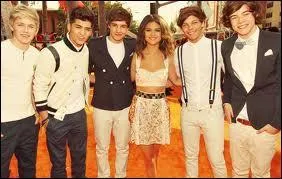 Qui Selena aime-t-elle dans le groupe des 1D ?