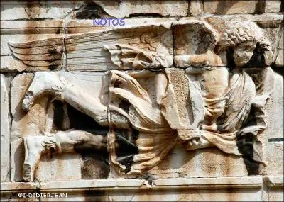 Notos est un dieu du vent. De quel point cardinal vient-il ?
