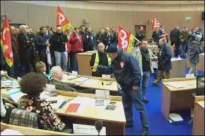 250 salaris des usines Renault de Haute-Normandie et de leurs sous-traitants ont envahi le conseil rgional. Ils protestaient contre: