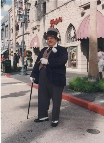 Je suis l'un des plus grands acteurs comiques au monde, et je hais les enfants, et  l'eau parce que les poissons y b... sent  ! Je suis ?