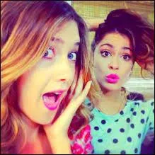 Comment Violetta apprend-elle que Angie est sa tante ?