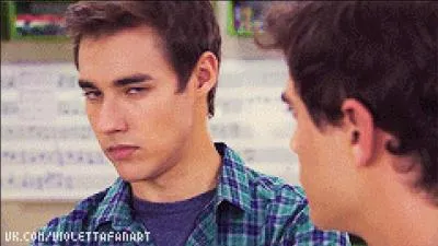 Suite � la question 3, comment le gar�on fait-il pour faire enrager Leon au karaok� ?