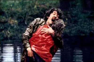 Donald Suntherland a interpr�t� � deux reprises un p�re �branl� par le d�c�s de son enfant (par noyade � chaque fois), dans le tr�s �trange  Ne vous retournez pas  de Nicolas Roeg (cf photo) et dans ... ?