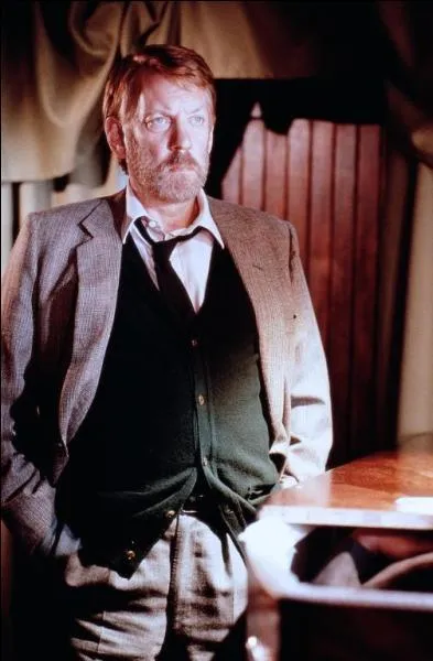 Homme de convictions, il a trouv� un r�le � la hauteur des siennes dans  Une saison blanche et s�che  d'Euzhan Palcy, celui de Ben Du Toit qui se r�volte contre le r�gime de l'apartheid apr�s la disparition de son jardinier. Qui joue le r�le de la journaliste M�lanie Bruwer qui l'accompagne dans son combat ?