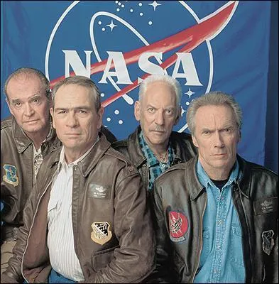 Clint Eastwood s'est souvenu du sergent Oddball ! Il offre � Donald Sutherland un r�le en or dans  Space cowboys , celui de Jerry O'Neill . ( ah la sc�ne de la visite m�dicale ! ) Jerry O'Neill est rest�, malgr� son �ge...