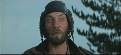 Tr�s vite, il s'impose dans des r�les de personnages d�cal�s et loufoques, dans quel film interpr�te-t-il l'in�narrable Sergent Oddball dit  le cingl�  ?